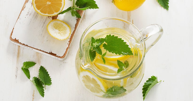 Mit Zitronenwasser gesund in den Tag starten